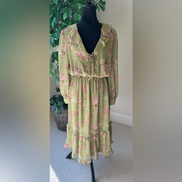 Dresses & Skirts - Floral midi dress